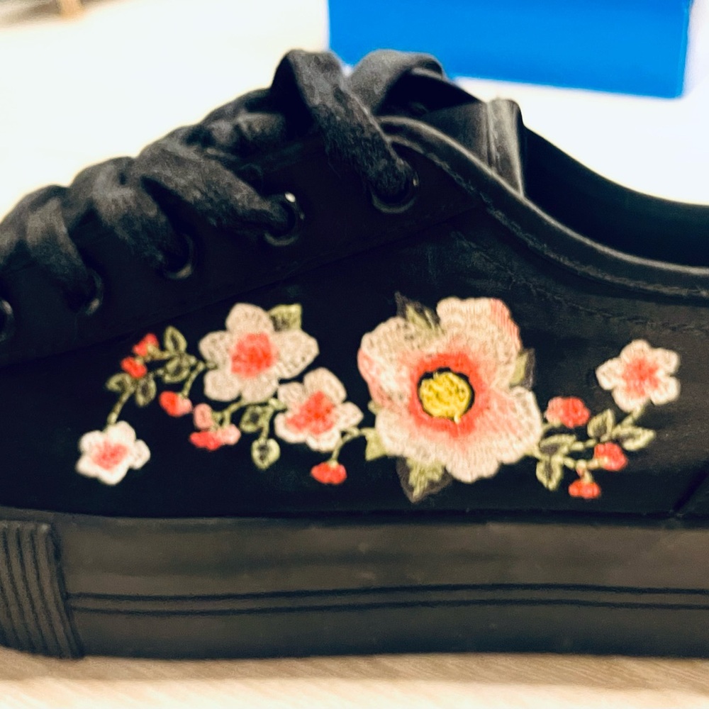 H&M DIVIDED Black Floral Sneakers Trainers Low Top Size 8 Women's Lace Up Shoes